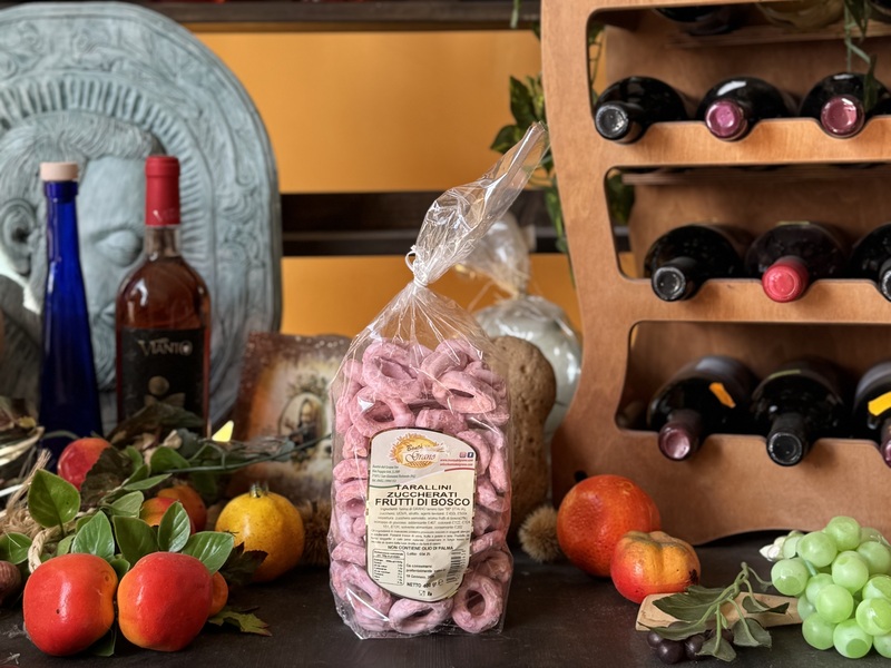 Sweet taralli with forest fruits